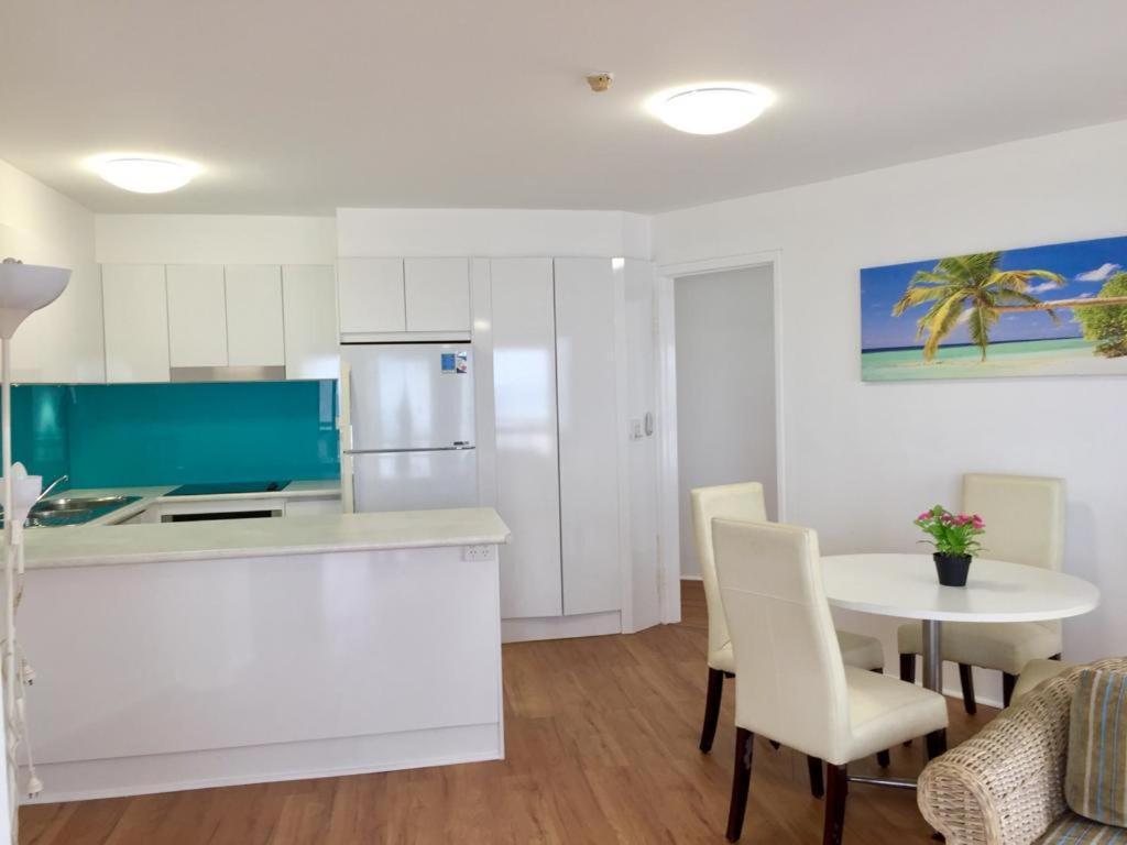 Surfers Holiday Apartments โกลด์โคสต์ ภายนอก รูปภาพ